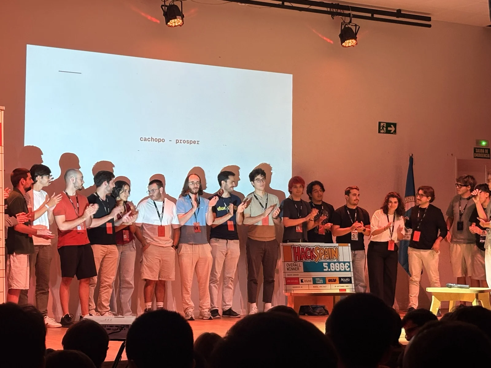 Los equipos en el escenario durante la entrega de premios de HackSpain, con el cheque del gran premio de 5.000 euros.
